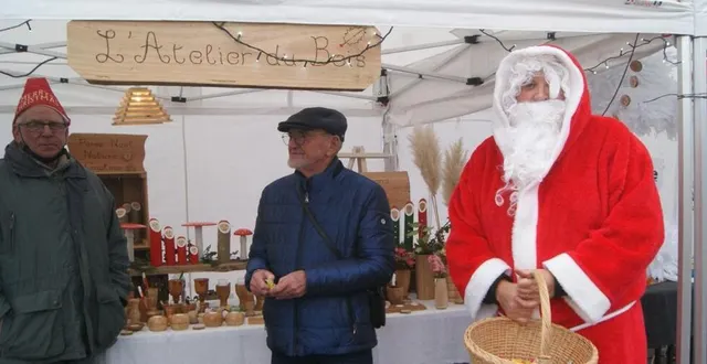 photo  « le premier marché de noël a eu du succès », confie le président du comité des fêtes, roger renard. le stand du téléthon a récolté 330 € grâce au maquillage. pour clôturer cette journée, trois heureux gagnants de la dizaine commerciale : marthe huet-leroy remporte le vtt ; marie bernard, le téléviseur et marie-thérèse bertolucci, le robot ménager.  &copy;  ouest-france 