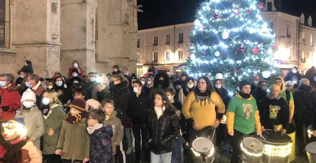 photo  il y avait foule à la première nuit des couleurs de la ferté-bernard, ce samedi 4 décembre 2021.  &copy;  le maine libre 