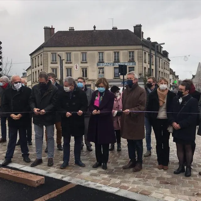 photo frédéric leveillé, maire d’argentan et président d’argentan intercom, a inauguré la place du général-leclerc, en compagnie des élus et de la préfète, françoise tahéri.  ©  ouest-france