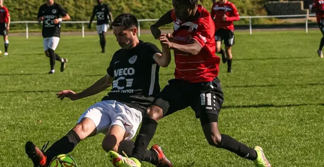 photo  plusieurs matchs de district ont été reportés ce dimanche à cause des terrains rendus impraticables par la pluie.  &copy;  archives le maine libre 