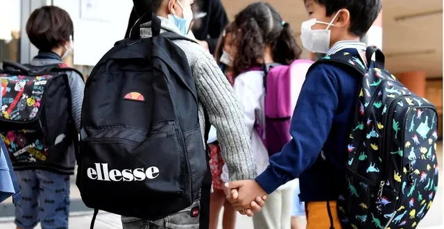 photo  les enfants vont devoir de nouveau porter le masque en extérieur à l’école primaire.  &copy;  photo presse océan – nathalie bourreau 