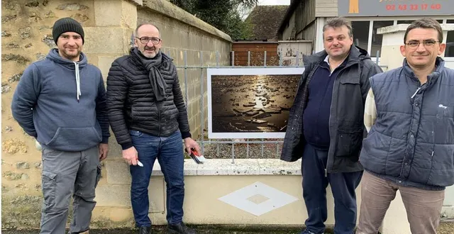 photo  les photos ont été installées dans les rues de la commune par les bénévoles et les élus.  &copy;  le maine libre 