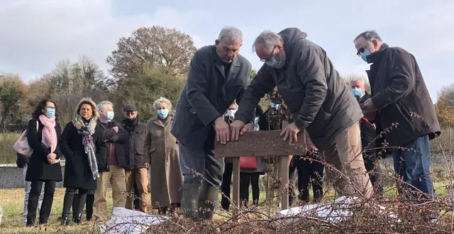 photo  un chêne a été planté en l’hommage à l’auteur du roman « le mystère du chêne boppe »  &copy;  photo le maine libre 