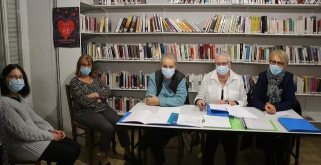 photo  de gauche à droite : odile lacroix, marie-line loinard, éliane goutard, annick fernandez et béatrice leconte assurent le fonctionnement de la bibliothèque de neufchâtel-en-saosnois.  &copy;  le maine libre 