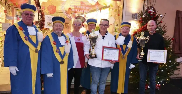photo  le grand maistre (à gauche), les époux buret (au centre), et alain chevalier (à droite), devant la boutique rémymontaise, lors de la remise des diplômes.  &copy;  ouest-france 