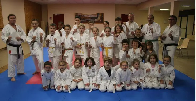 photo  entourés des dirigeants du club, les jeunes karatékas se sont distingués dans la première compétition de la saison.  &copy;  ouest-france 