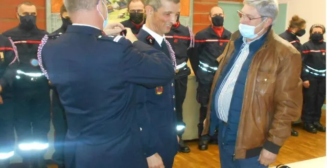 photo  benoît laurent, chef de centre, a reçu les épaulettes d’adjudant-chef en présence du maire.  &copy;  ouest-france 