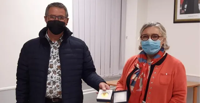 photo  vendredi soir, nicole dubré-chirat, députée de la 6e circonscription, a remis la médaille de l’assemblée nationale à jean-claude bourget, ancien maire de mauges-sur-loire.  &copy;  ouest-france 