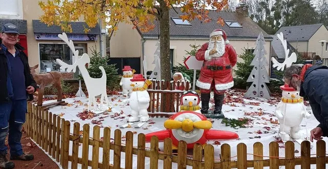 photo  installation des décorations par stéphane langlais et jean-luc delanoë  &copy;  le maine libre 