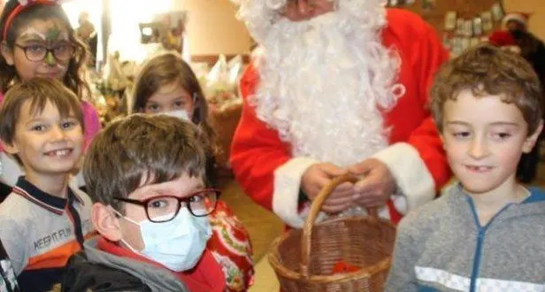 photo  le père noël est toujours très entouré.  &copy;  le maine libre 