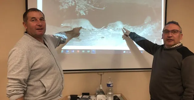 photo  voivres-lès-le-mans, lundi 6 décembre 2021. bruno guillard et olivier caillibot, techniciens à la fédération des chasseurs, ont formellement identifié les loutres sur la vidéo prise à vaas.  &copy;  photo le maine libre 