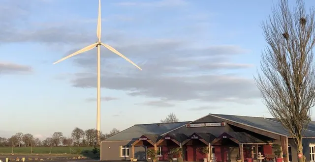 photo  l’une des trois éoliennes du rendez-vous des chasseurs, à segré-en-anjou bleu.  &copy;  ouest-france 