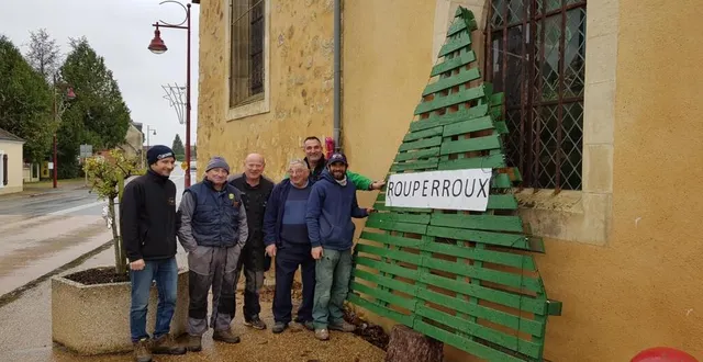 photo  les équipes du conseil municipal et du comité des fêtes satisfaites d’avoir fini l’installation des décorations.  &copy;  le maine libre 