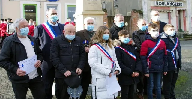 photo  une cérémonie au monument aux morts, à la mémoire des soldats tombés dans les combats d’afrique du nord.  &copy;  le maine libre 