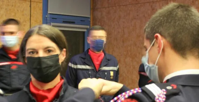 photo  le caporal jessica plaquet reçoit la fourragère des mains du capitaine florent rey, représentant le sdis le mans.  &copy;  le maine libre 