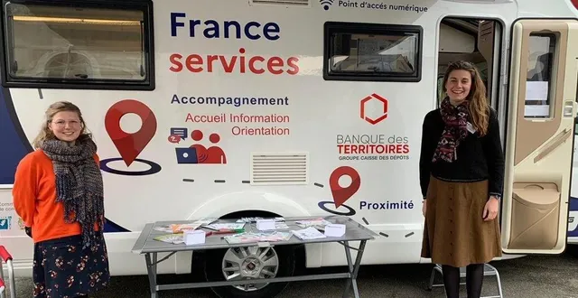 photo  sandrine arnette et odile massé, animatrice et agente d’accueil du bus france services, sillonnent les villages de la communauté de communes loir lucé bercé à la rencontre des habitants, comme ici à lavernat, le lundi de 13 h 30 à 16 h 30, place de l’église.  &copy;  ouest-france 