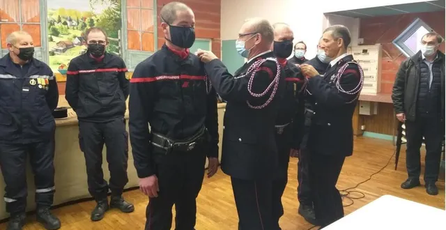 photo  les sapeurs-pompiers du centre de thoiré-flée ont reçu la fourragère tricolore, comme leurs collègues sarthois.  &copy;  le maine libre 