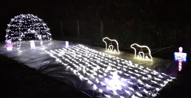 photo  vendredi et samedi, amélie et jimmy joubert renouvellent la visite de leur maison illuminée pour noël.  &copy;  le maine libre 