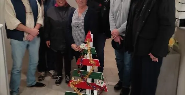 photo  les membres des associations « les gaulois de longnes » et « ouvertures » se sont associés pour l’organisation du marché de noël.  &copy;  le maine libre 