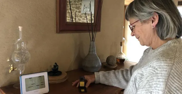 photo  michèle belfleur pose son dosimètre dans sa maison d’athis-val-de-rouvre (orne). il servira à mesurer la présence de radon pendant deux mois.  &copy;  ouest-france 