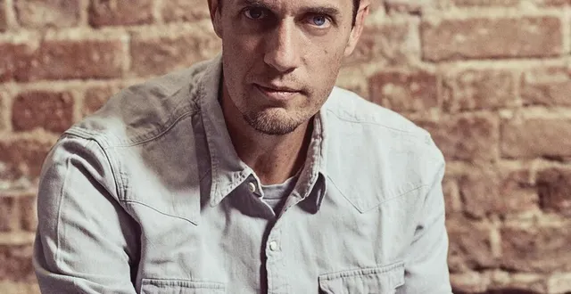 photo  avant de se produire à antarès, ce jeudi 9 décembre, l’artiste grand corps malade, passionné de basket, est venu saluer les joueurs du msb à l’entraînement.  &copy;  yann orhan 