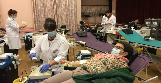 photo  christele buron, maire déléguée de cherré, donne régulièrement son sang depuis 13 ans. elle était encore présente vendredi soir lors de la collecte.  &copy;  ouest-france 