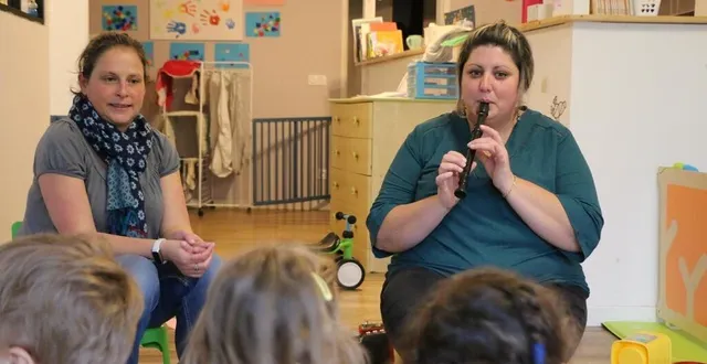 photo  à mareil-sur-loir, la maison d’assistantes maternelles a besoin de pousser les murs pour répondre à la demande. à droite, anaïs deniau, diplômée d’état auxiliaire de puériculture et présidente de l’association le pays imaginaire.  &copy;  ouest-france 