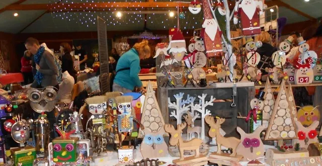 photo  ces petits marchés de noël permettent de belles découvertes.  &copy;  photo le maine libre 