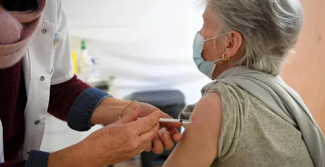 photo  une femme reçoit une dose de vaccin contre le covid-19 au centre de vaccination de chantepie, à rennes, le 8 décembre 2021.  &copy;  martin roche / ouest-france 