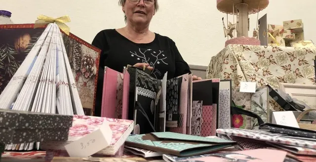 photo  malicorne-sur-sarthe, dimanche 21 novembre 2021. annick gautier aime faire elle-même des petits cadeaux accessibles à toutes les bourses. carte de vœux, enveloppe à billet, album photo, porte courriers… elle pioche ses idées sur internet.  &copy;  le maine libre 