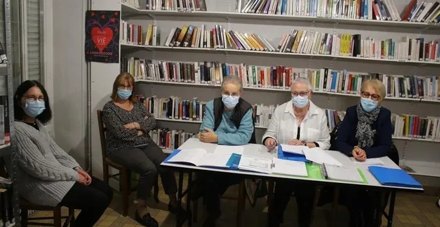 photo  de gauche à droite : odile lacroix, marie-line loinard, éliane goutard, annick fernandez et béatrice leconte, de la bibliothèque communautaire du maine saosnois, de neufchâtel-en-saosnois (sarthe).  &copy;  ouest-france 