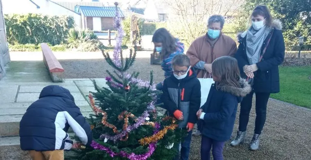 photo  les enfants en pleine décoration du sapin de noël. à droite, patricia quéva et laetitia ferron- jouanneau. 