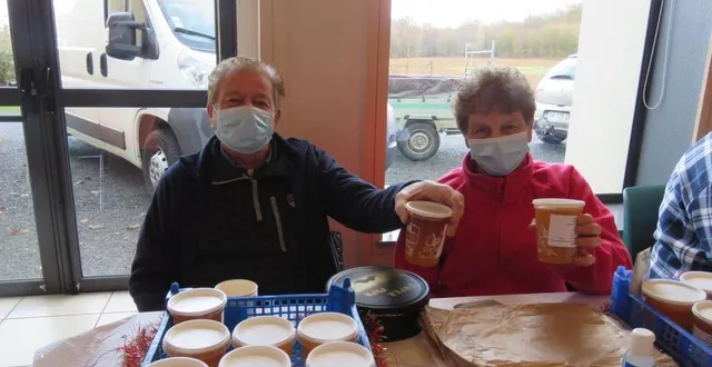 photo  claude et muguette, apiculteurs depuis 40 ans.  &copy;  le maine libre 