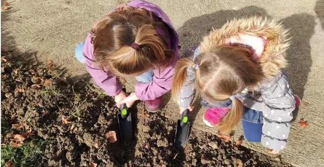 photo  les enfants prennent plaisir à jardiner.  &copy;  le maine libre 