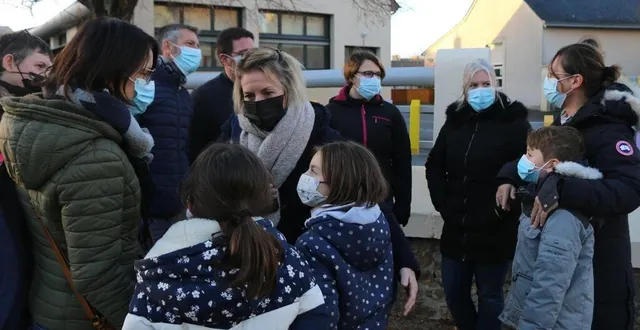 photo  depuis le 25 novembre, les parents ne savent jamais en déposant les enfants le matin s’ils auront vraiment classe dans la journée. en effet, l’enseignante des cm à crosmières n’a pas été remplacée.  &copy;  ouest-france 