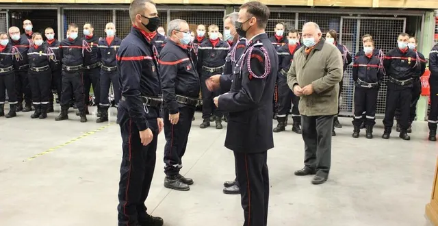 photo  l’adjudant-chef françois olivier et l’adjudant-chef thierry bobet ont été élevés au grade de lieutenant honoraire.  &copy;  le maine libre 