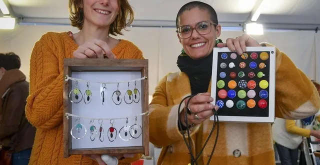 photo  le salon des artisans créateurs réunit plus d’une trentaine d’exposants pour sa 39e édition. ici aline scanps (à droite) et pauline lemasle, créatrices de bijoux.  &copy;  le maine libre – yvon loué 