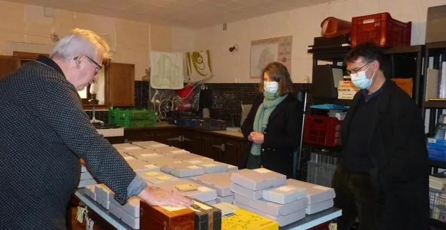 photo  gérard aubry présente sa collection aux responsables des archives de la sarthe et de l’orne  &copy;  le maine libre 