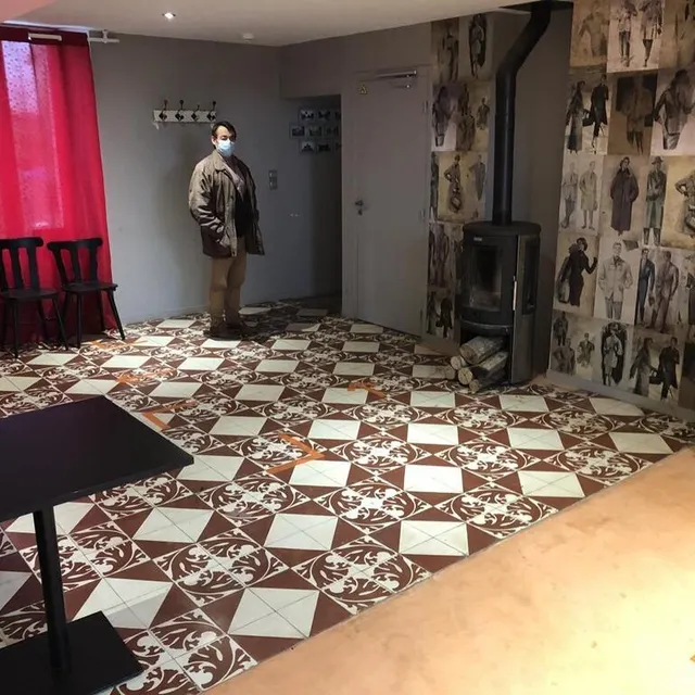 photo en cette seconde salle, ne manquent plus que le bruit des assiettes et des couverts.  ©  le maine libre