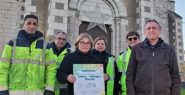 photo  les agents des services techniques aux côtés de jacky decers, maire délégué.  &copy;  le maine libre 