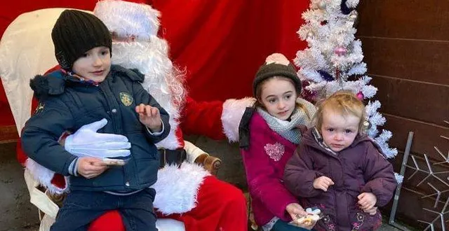 photo  les enfants pouvaient se faire photographier avec le père noël.  &copy;  comité des fêtes 