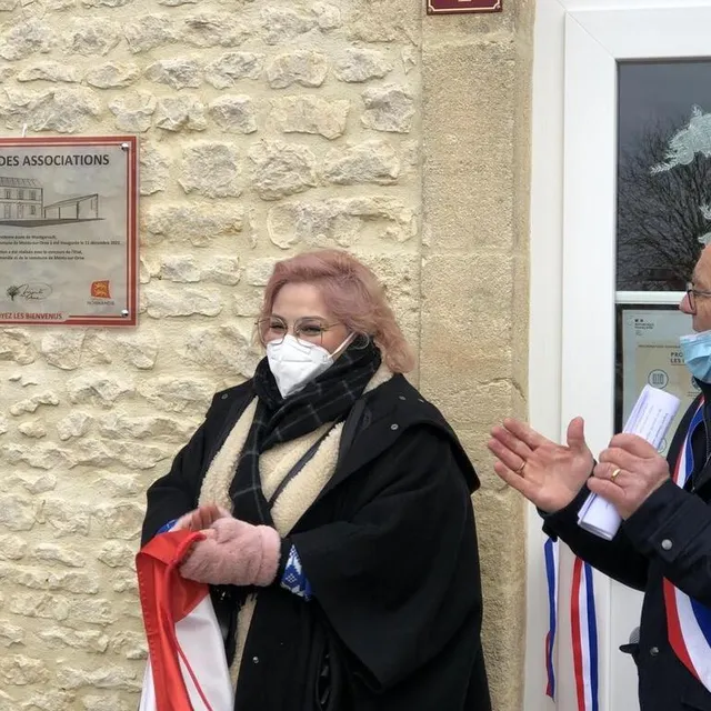 photo l’actrice marilou berry, qui vit à goulet depuis un an, a dévoilé la plaque avec le maire, gilles mallet.  ©  ouest-france