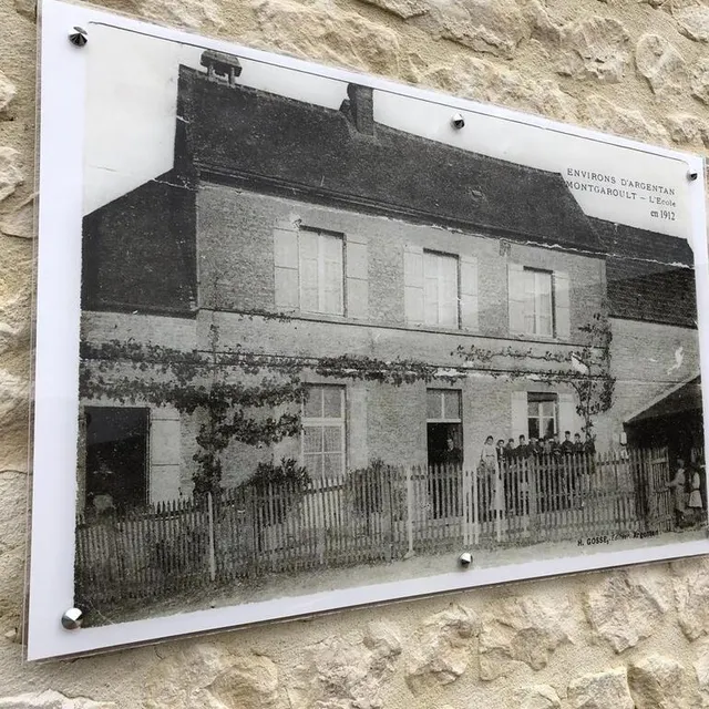 photo sur la façade, une photographie rappelle que le bâtiment était une école autrefois.  ©  ouest-france