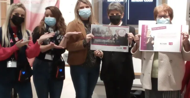photo  de gauche à droite : émilie mabille et emanuelle valienne, vendeuses à kiabi ; isabelle delente, nicole yvard chesneau, et yvette thommerel, bénévole.  &copy;  ouest-france 