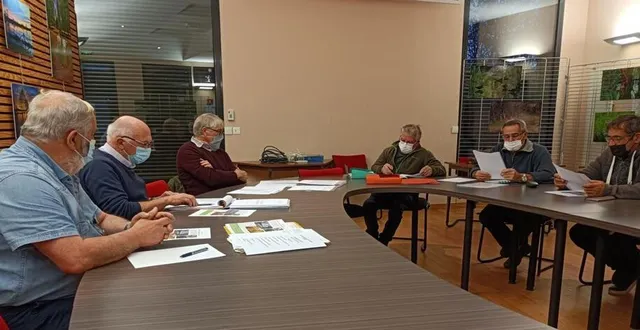 photo  le président alain violet (2e à gauche), entouré d’andré trottet, maire (à sa droite), et des membres du bureau, lors de l’assemblée générale de l’association de pêche l’étang de chédouet, qui dresse un bilan financier positif.  &copy;  ouest-france 