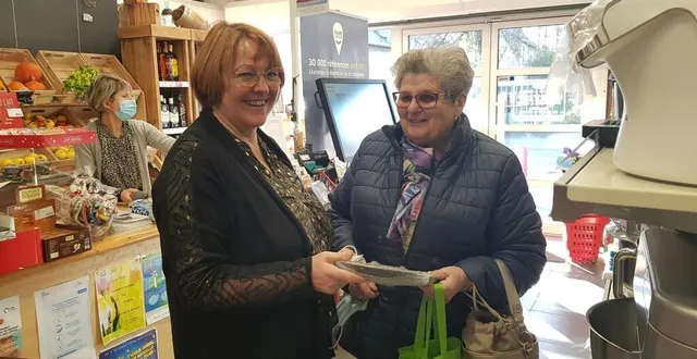 photo  jocelyne guicheteau (à gauche), propriétaire de l’épicerie bar-tabac du châtellier, avec odile (à droite) leur « cliente ambassadrice ».  &copy;  ouest-france 