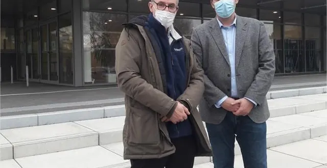 photo  dominique bourneuf, patron de la petite auberge de malicorne, et le principal du collège marcel-pagnol emmanuel laigneau à l’issue de leur rencontre.  &copy;  le maine libre 