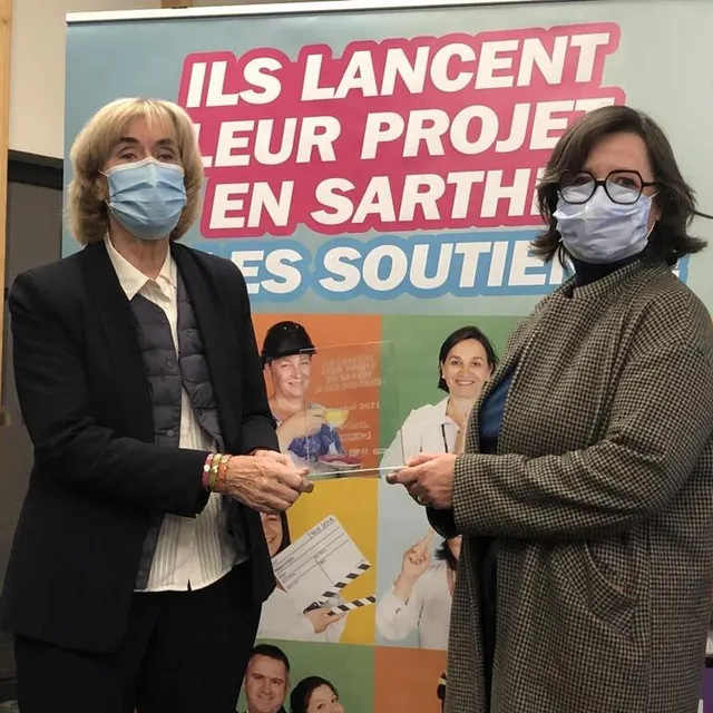 photo pascale de calonne récompensée pour sa campagne par la présidente de sarthe tourisme véronique rivron.  ©  le maine libre