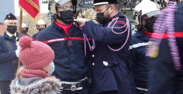 photo  la remise de fourragères lors de la sainte-barbe d’yvré-l’evêque.  &copy;  le maine libre 