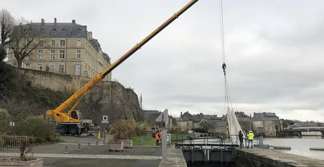 photo  la bulle censée décorer la rivière a été repêchée à l’aide d’une grue, ce lundi 13 décembre 2021, à sablé-sur-sarthe (sarthe).  &copy;  ouest-france 